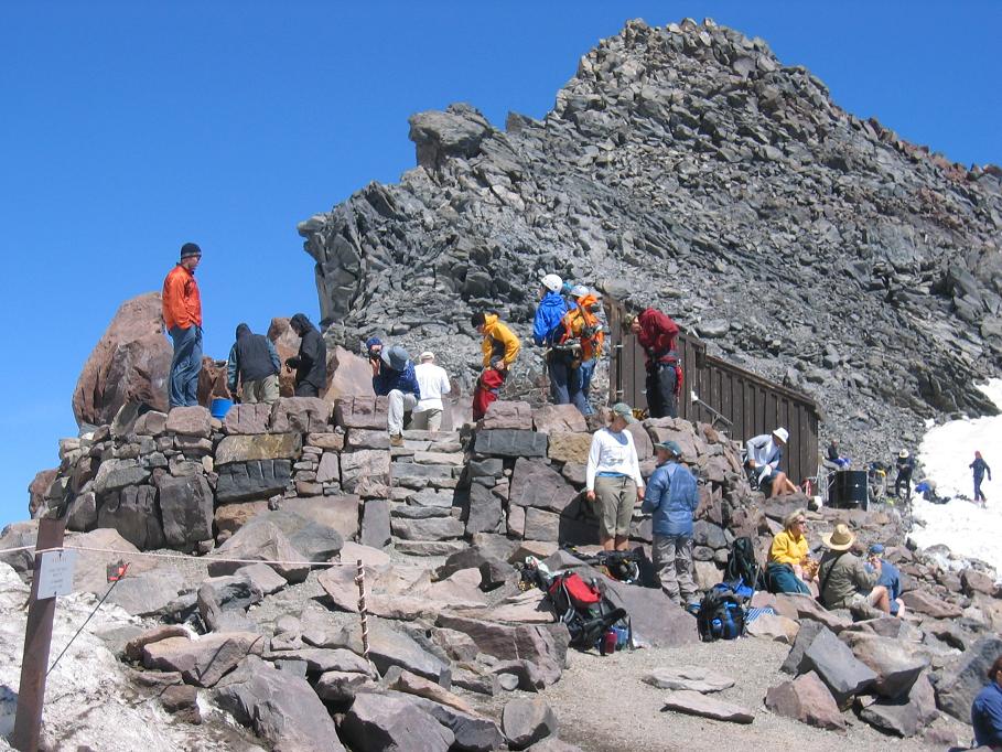 5594_Bunch_of_People_at_Camp_Muir_073005.JPG