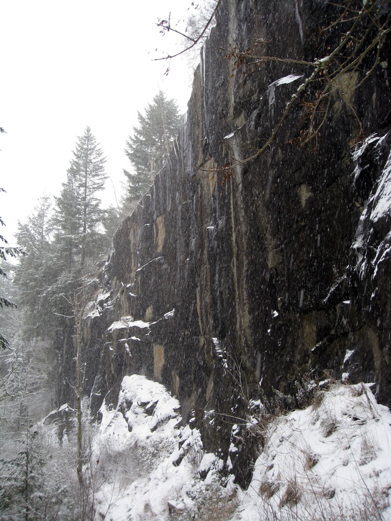 cliff_in_snow_small.jpg