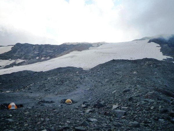 18_Mazama_Glacier_above_camp.jpg