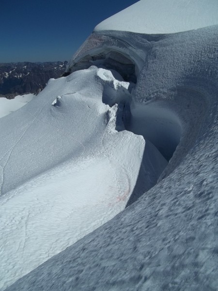 29_Crevasse_near_summit.jpg