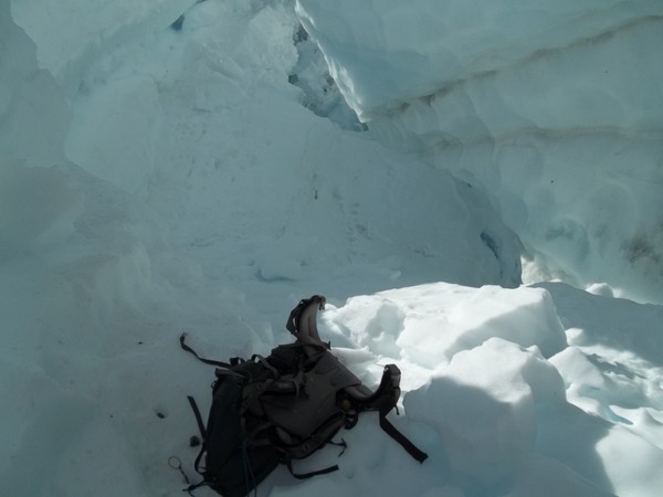 43_back_pack_in_crevasse.jpg