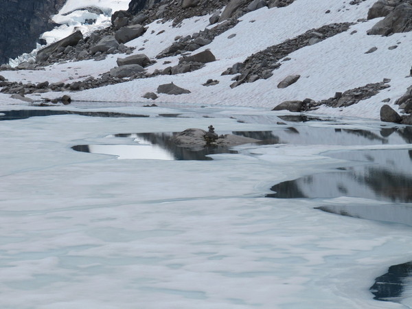 90_-_Cairn_in_the_middle_of_the_lake_.JPG