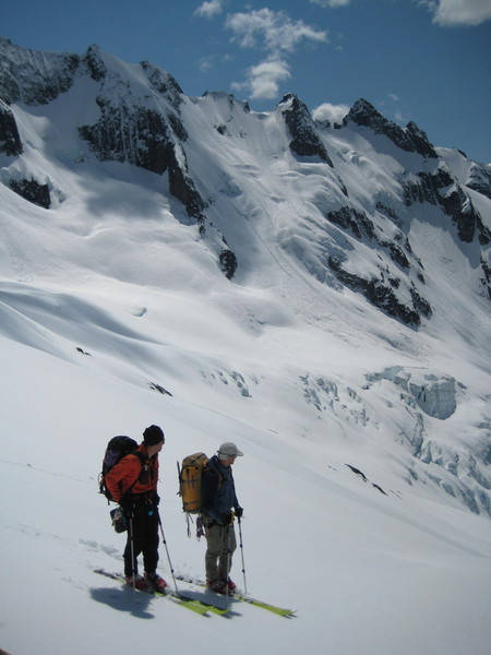 Looking_down_to_Moraine_lake.jpg