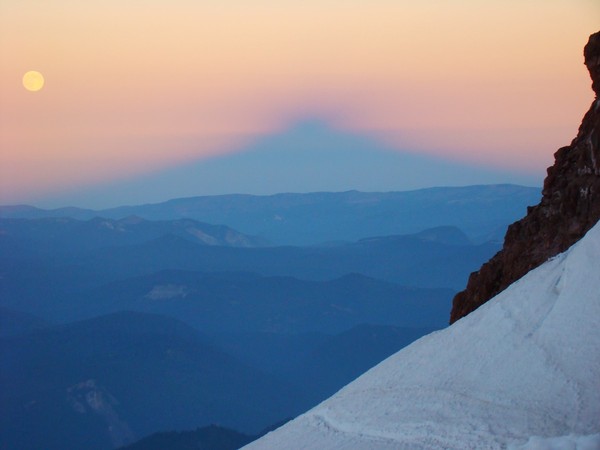 full_moon_rainier_shadow_on_horizon.JPG