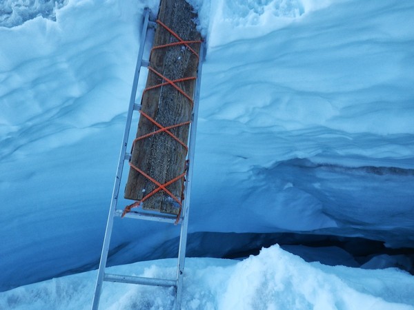 ladder_bridge_over_crevasse_better_than_jumping.JPG