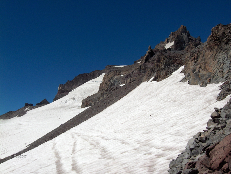 Little_Tahoma_from_gap_between_Fryingpan_Whitman_glaciers.jpg