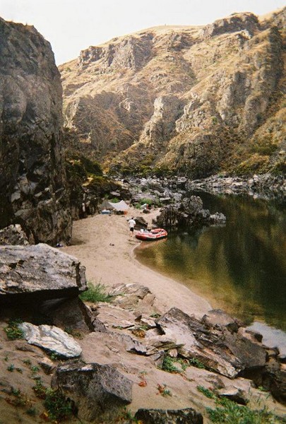 Pirate_Camp_in_Cougar_Cayon_Salmon_River.jpg