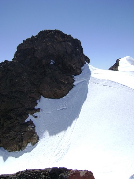 steep_snow_to_summit_rocks.JPG