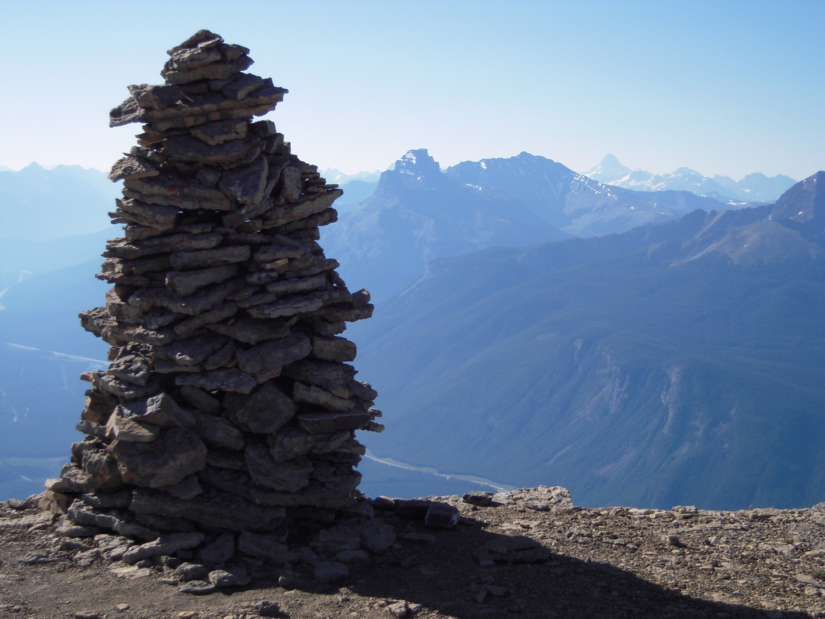 25-CAIRN.JPG