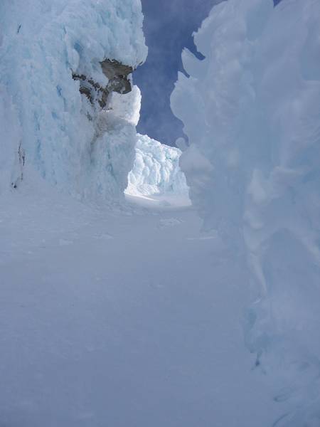 3539Mt_Hood-Flying_buttress_devils_kitchen_headwall_006-med.jpg