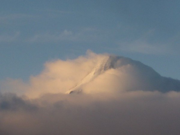 Hood_N_Side_cloudy4_Nov_29_08.jpg