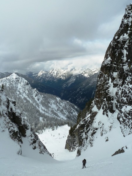 Looking_down_the_descent_gully_to_the_NW_face.JPG