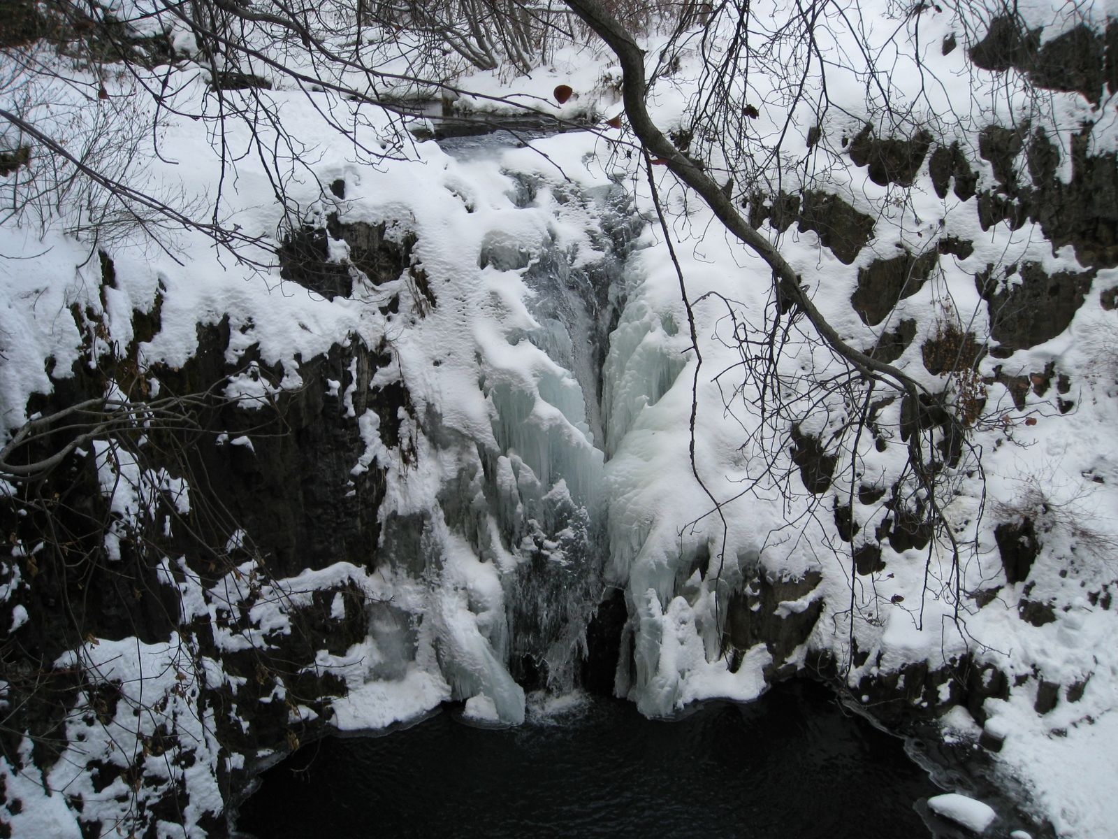 Umptanum_Falls_Proper_Shot_from_top_of_Snow_fed_drip_opposite_falls.jpg