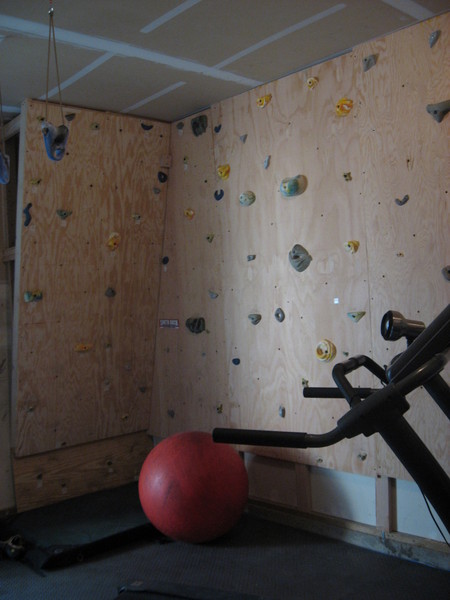 Climbing_gym_001.jpg