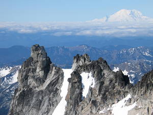 670811b_Rainier_from_Dragontail_Summit_IMG_1397-med.JPG