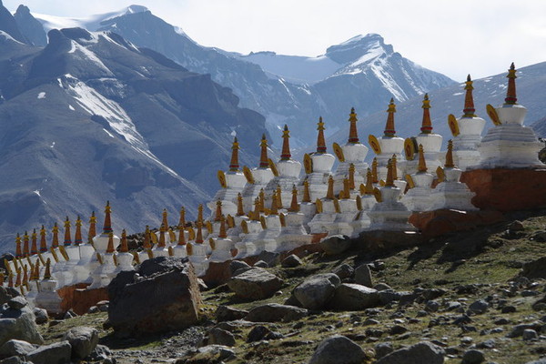 yak_horn_cave_stupas.jpg