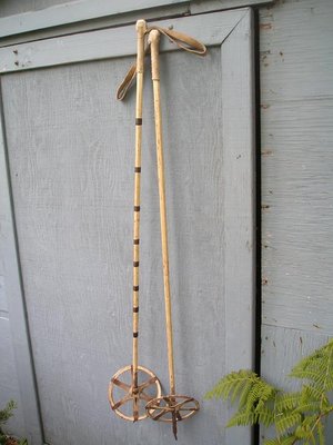 1280300px-OldSkiPoles_wb.jpg