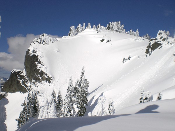 Ski_line_and_summit_on_the_way_up.JPG