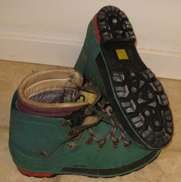 Lowa_Denali_boots_iso.jpg